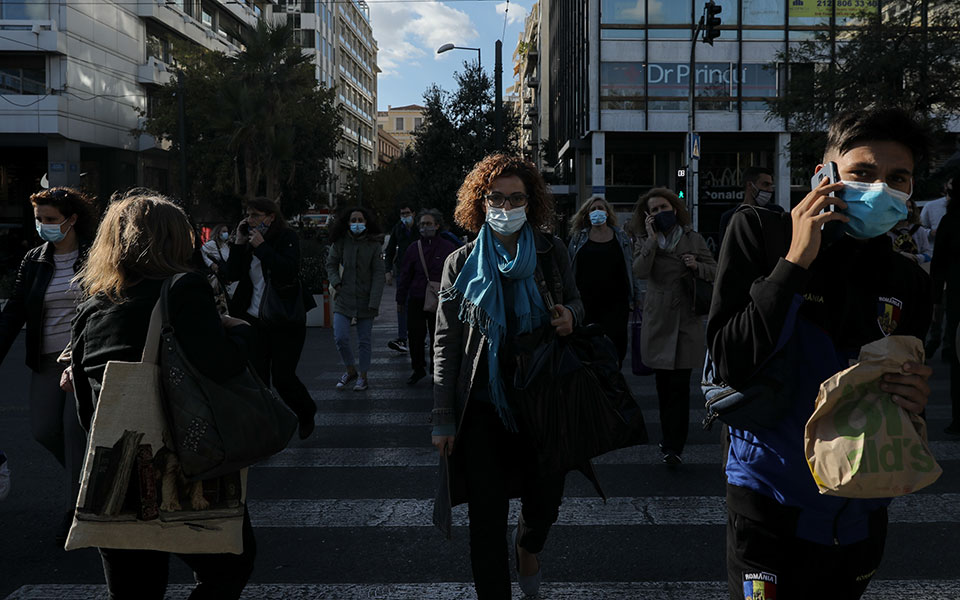 Last-minute shopping, city exodus causes traffic jams in Athens