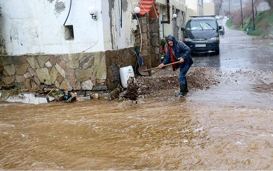 Rainstorm lashes Crete, sweeps away cars