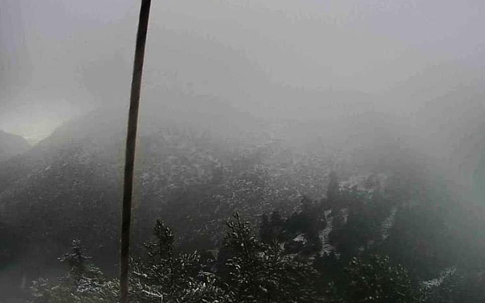 First snow falls in Mount Parnitha as cold snap looms