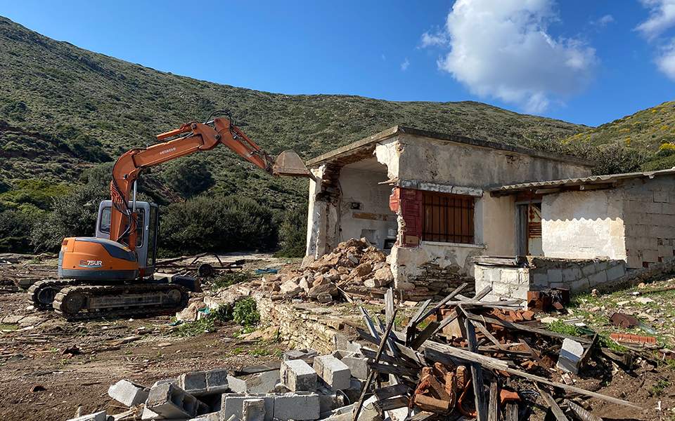 Authorities start demolitions of illegal buildings on historic site