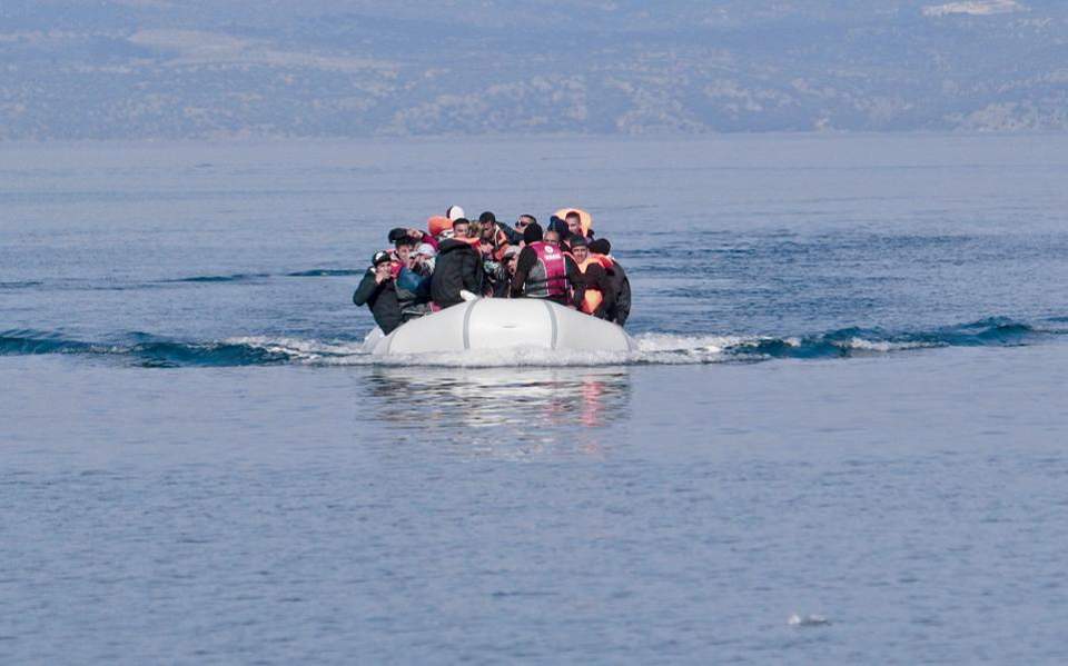 Government defends plan for floating barrier in Aegean