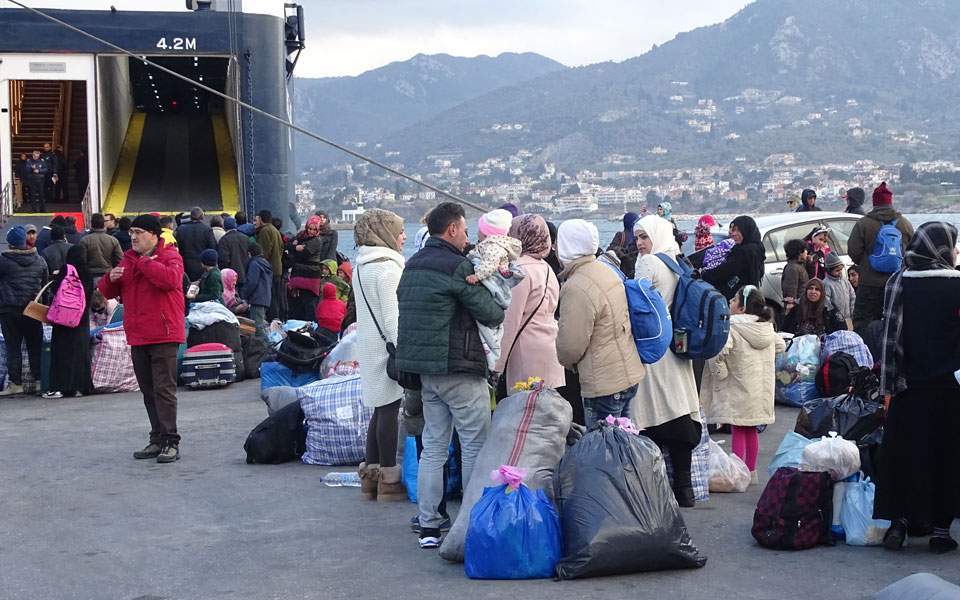 More than 2,300 refugees to be transferred to mainland after Easter