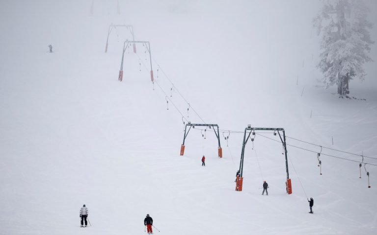 Government mulling travel between regions for reopening of ski resorts
