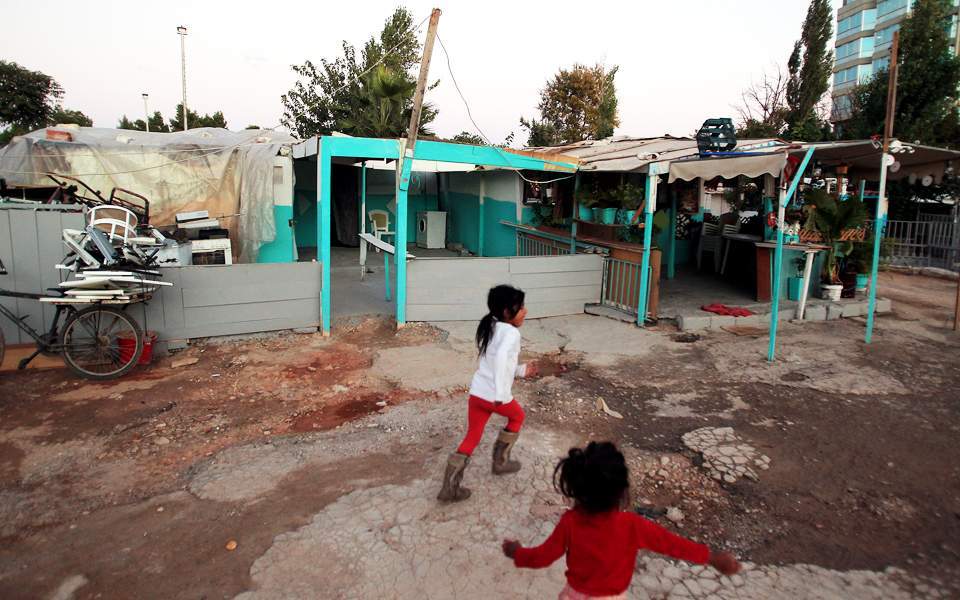 Officials head to Roma settlement hit by coronavirus