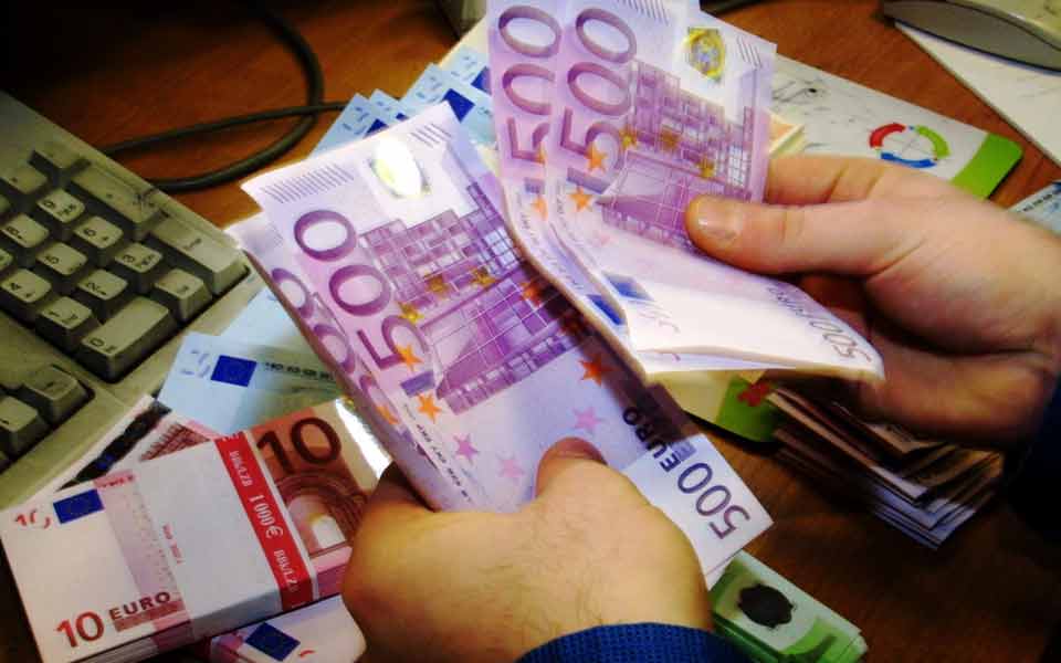 Brussels sends 330 mln to the Greek market