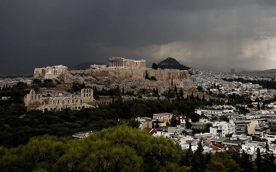 Four lightly injured by lightning on Acropolis Hill