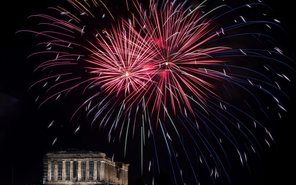 Greece welcomes 2021, says goodbye to a turbulent year