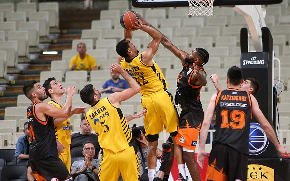 AEK struggles to beat Promitheas as Basket League semis tip off