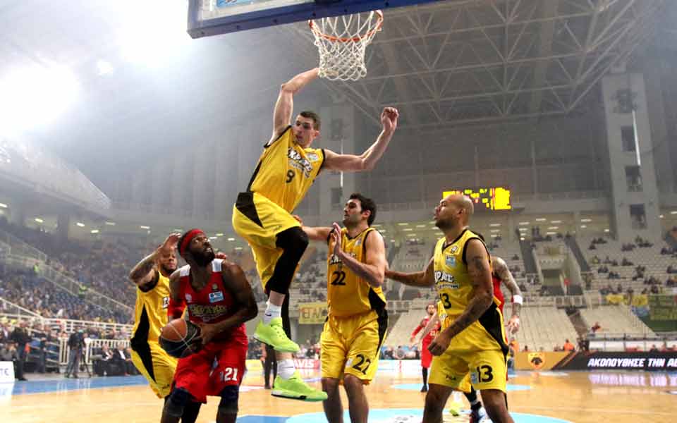 Reds’ hoopsters edge out AEK in second overtime