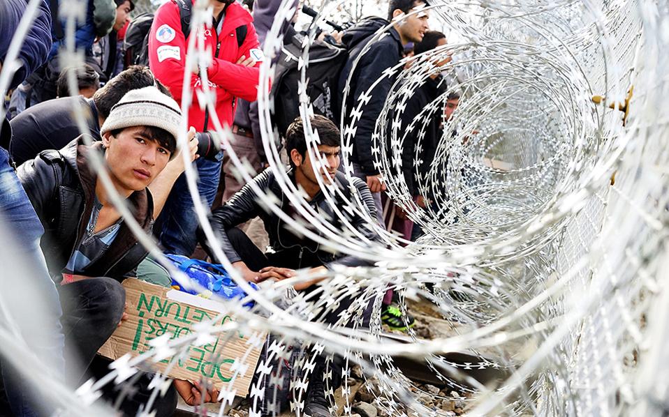 Greek police start removing migrants from FYROM border