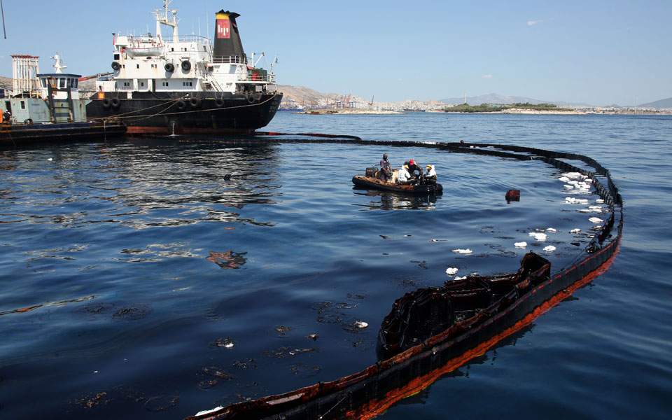 Ministry calls for removal of sunken tanker from sea