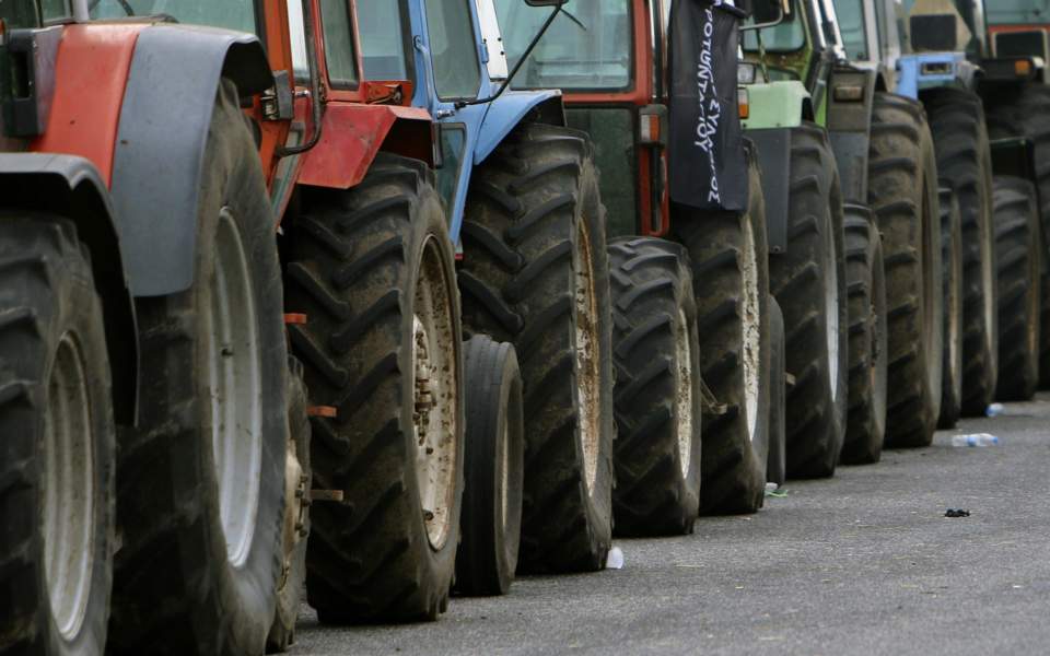 Farmers to start scaling back roadblocks amid impasse