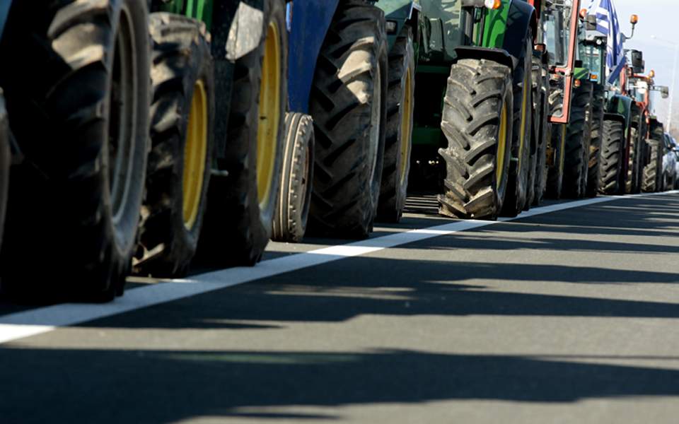 Farmers to block roads in central Greece on Dec. 4