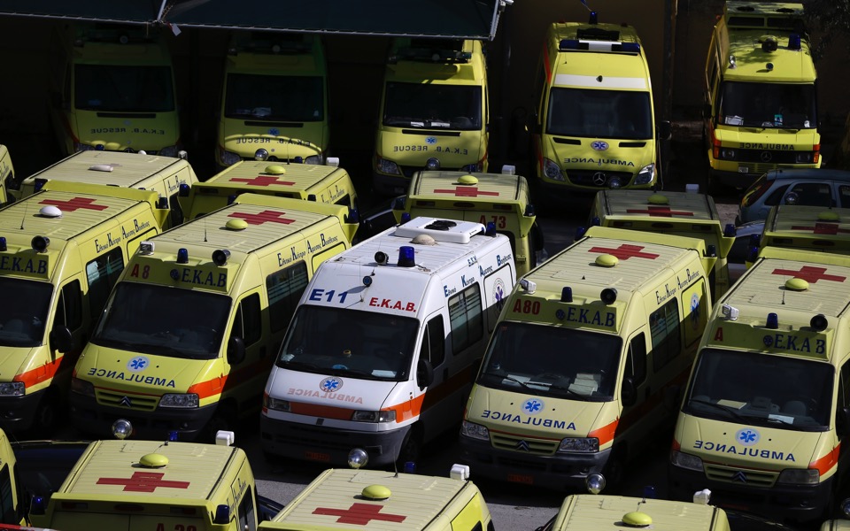 Ambulance staff protest against suspension of unvaccinated colleagues
