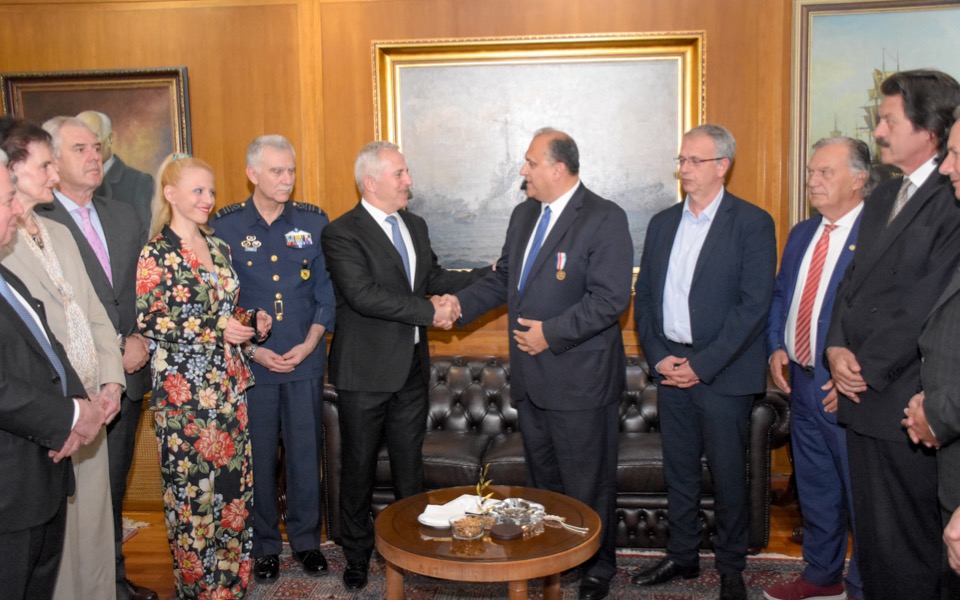 Defense minister meets AHI chief in Athens