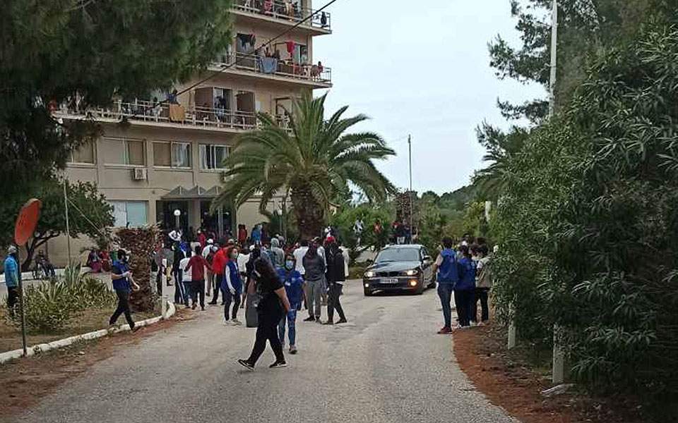 Ministry closing hotels on mainland hosting migrants