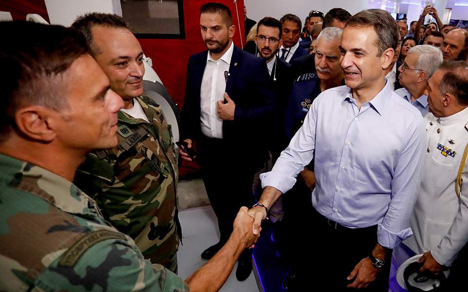 Army band greets Mitsotakis with Guns ‘n’ Roses song