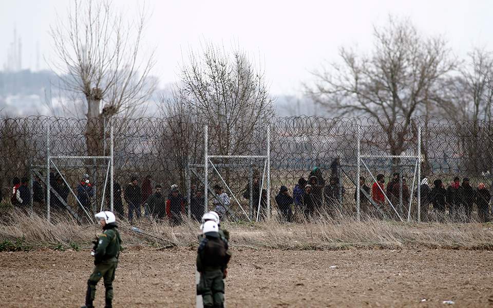 Migrants, police clash again on Greek-Turkish border