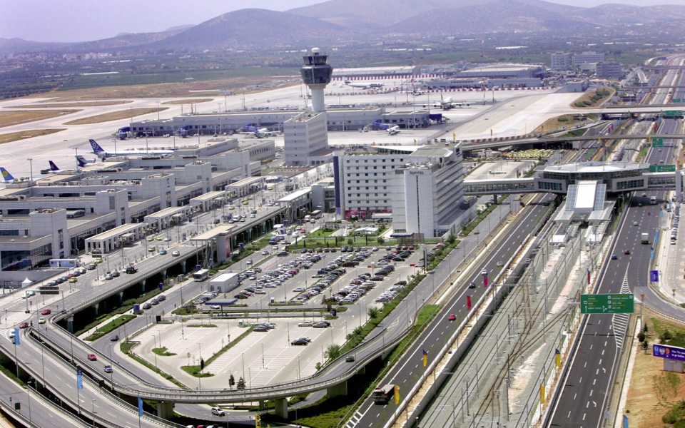 Foreign arrivals shrink marginally at the Athens Airport