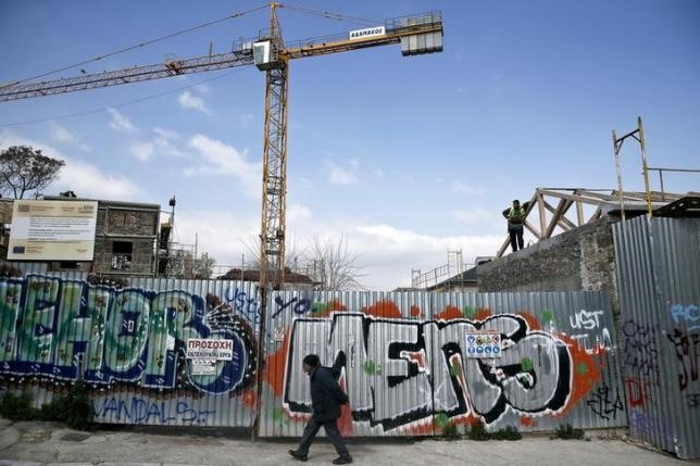 Greek economy shrank 0.3 percent last year but expanded toward end