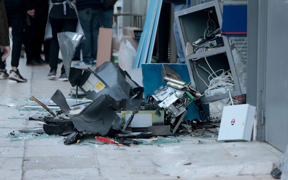 Thieves blow up ATM machine in southern Athens