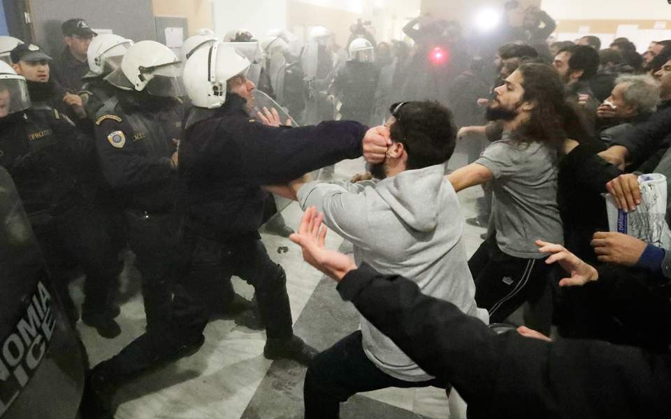 SYRIZA MP slams use of tear gas at foreclosure protest