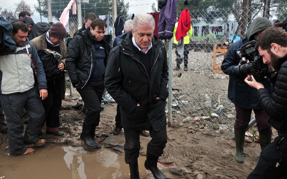 Avramopoulos urges states to step up refugee relocation