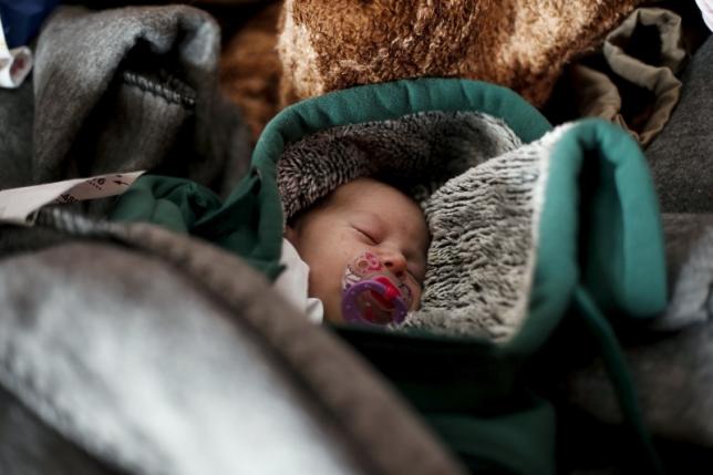 Syrian woman gives birth at Idomeni refugee camp