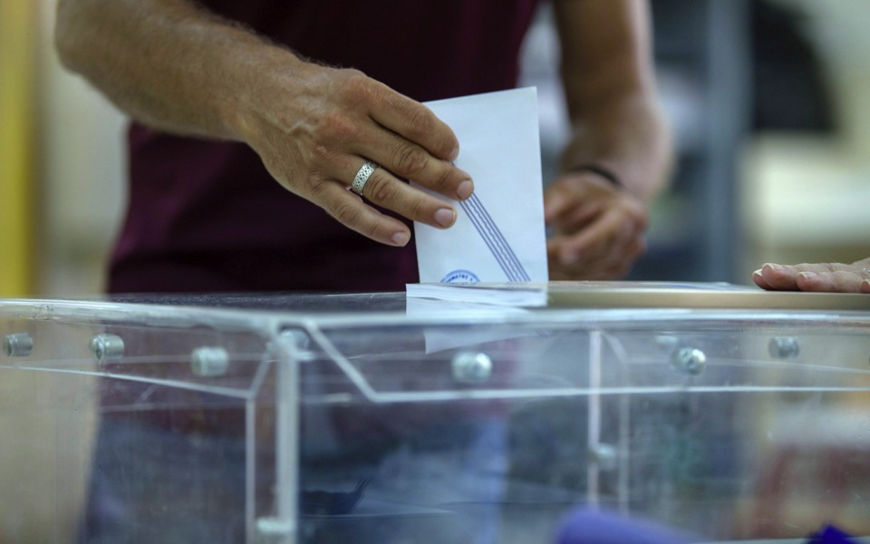Tears on Greek island as voters despair