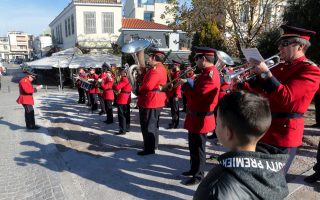 Athenians embrace Christmas spirit