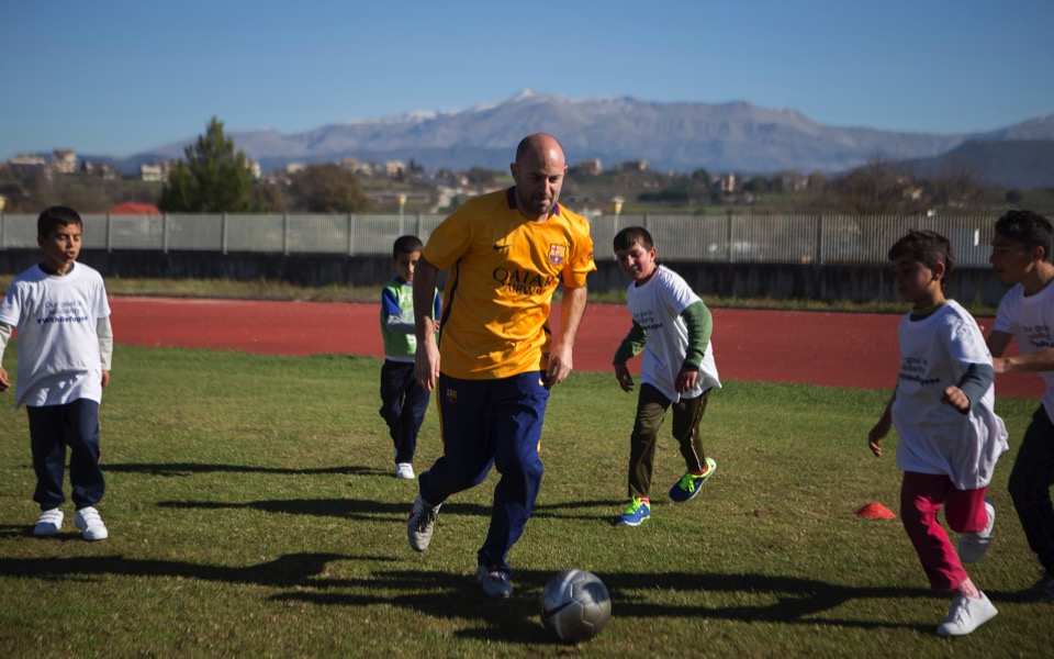 Barca veterans hold soccer workshop for refugees