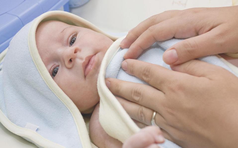 Births increased, deaths decreased in Greece last year