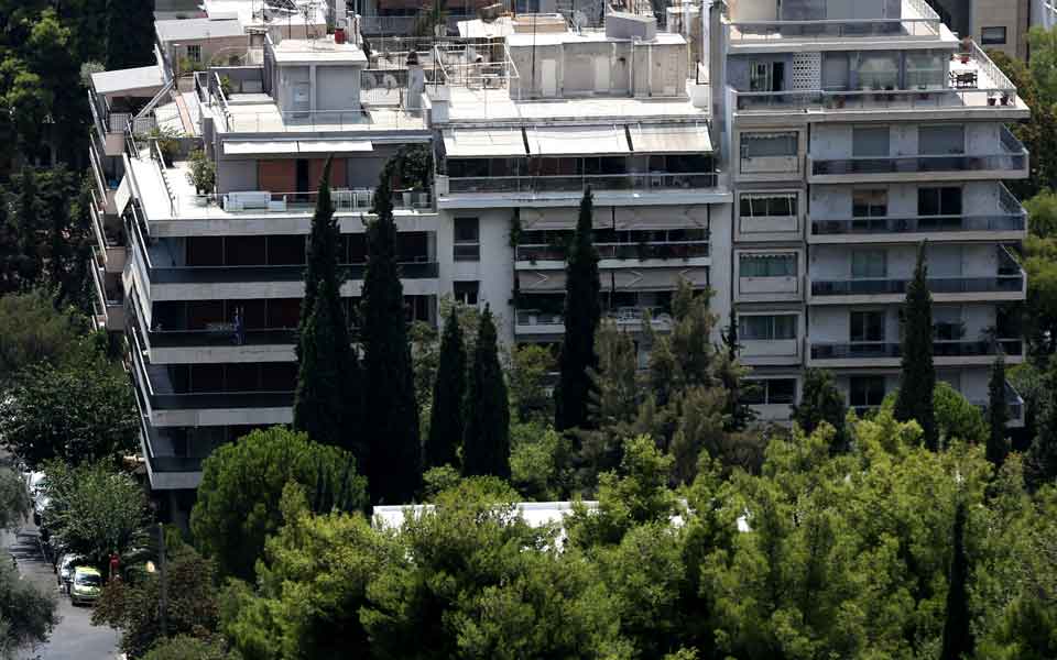 One fifth of Greeks covering 83 pct of annual income taxes