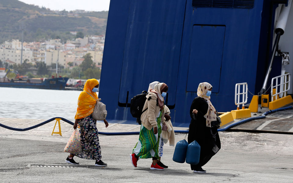Ferry with hundreds of migrants from islands to dock at Lavrio