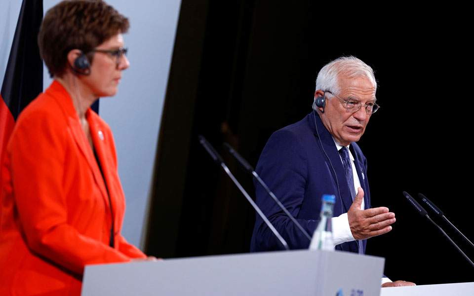 Open mic reveals exchange on Greece-Turkey at Berlin meeting