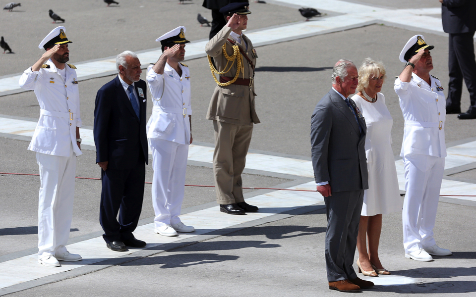 Prince of Wales, Duchess of Cornwall lay a wreath at Tomb of Unknown Soldier