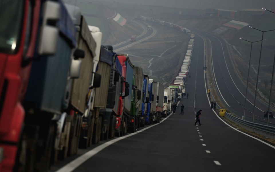 Prosecutor orders farmers’ blockades cleared, as Bulgarian truckers warn of action