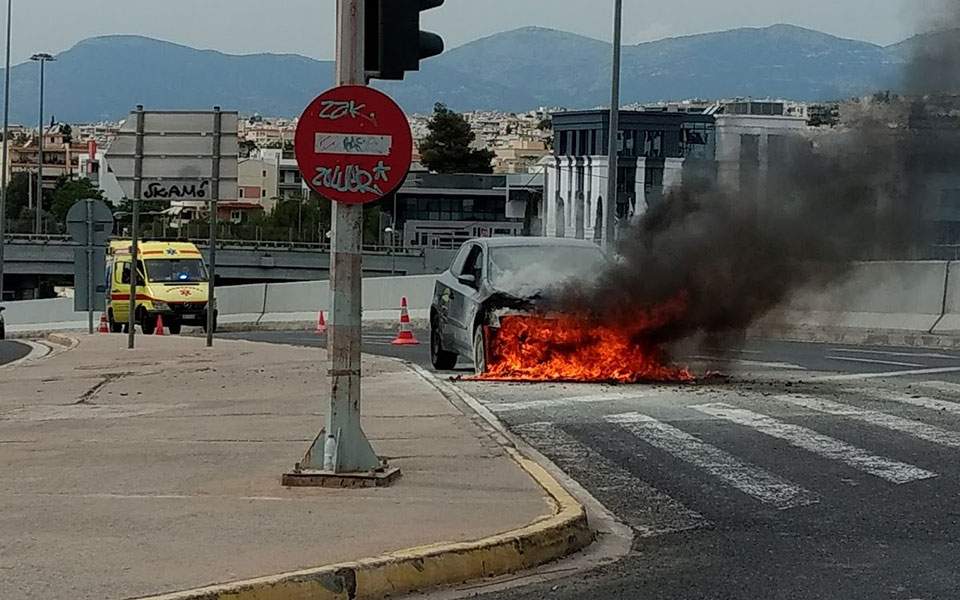 Burning car causes traffic jam on Kifissias Avenue