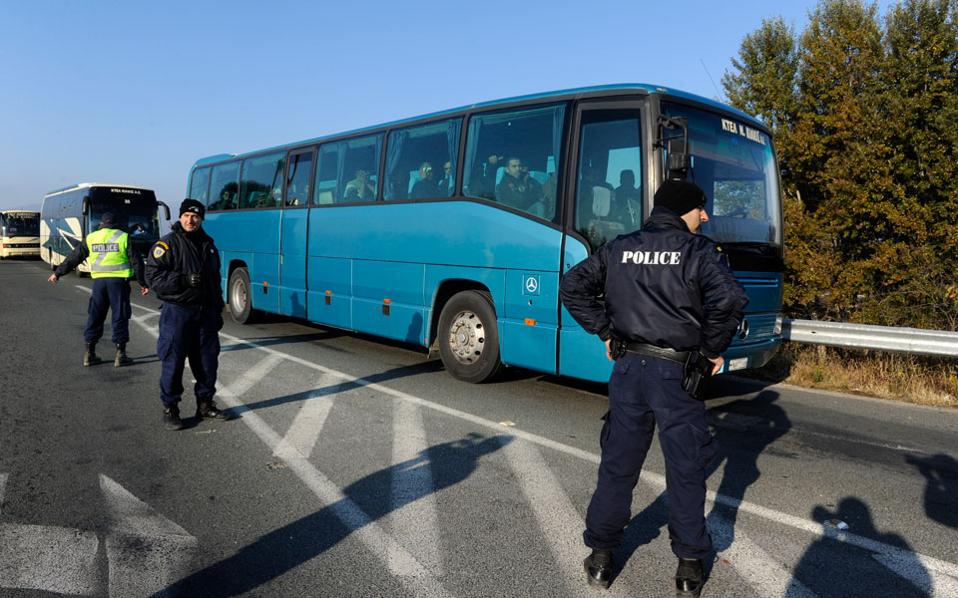 Greek police remove protesting migrants at border