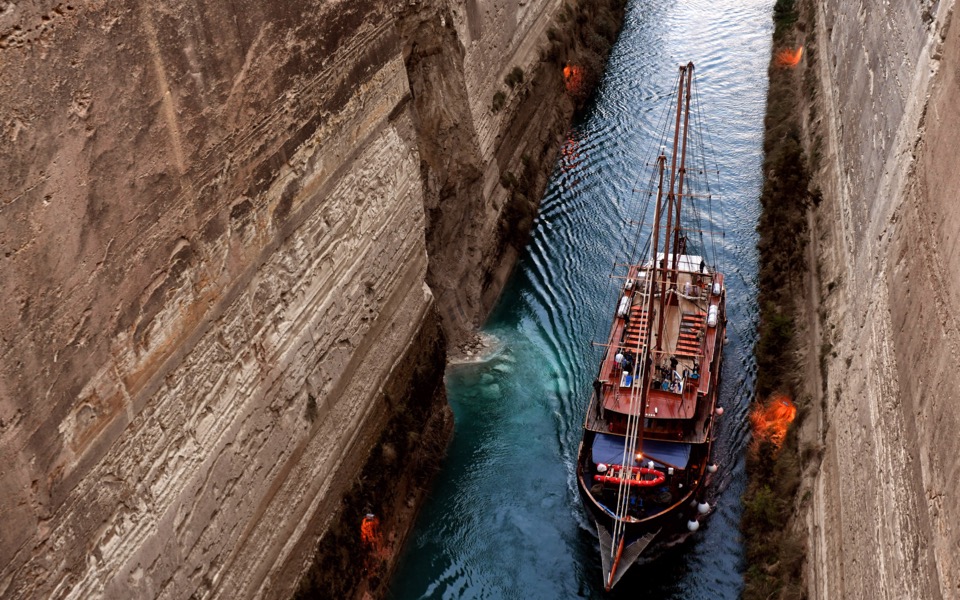 Corinth Canal closed for large vessels after landslide