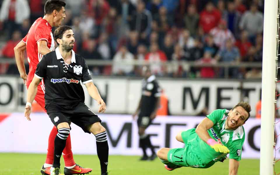 Milivojevic stretches Olympiakos’s lead at the top