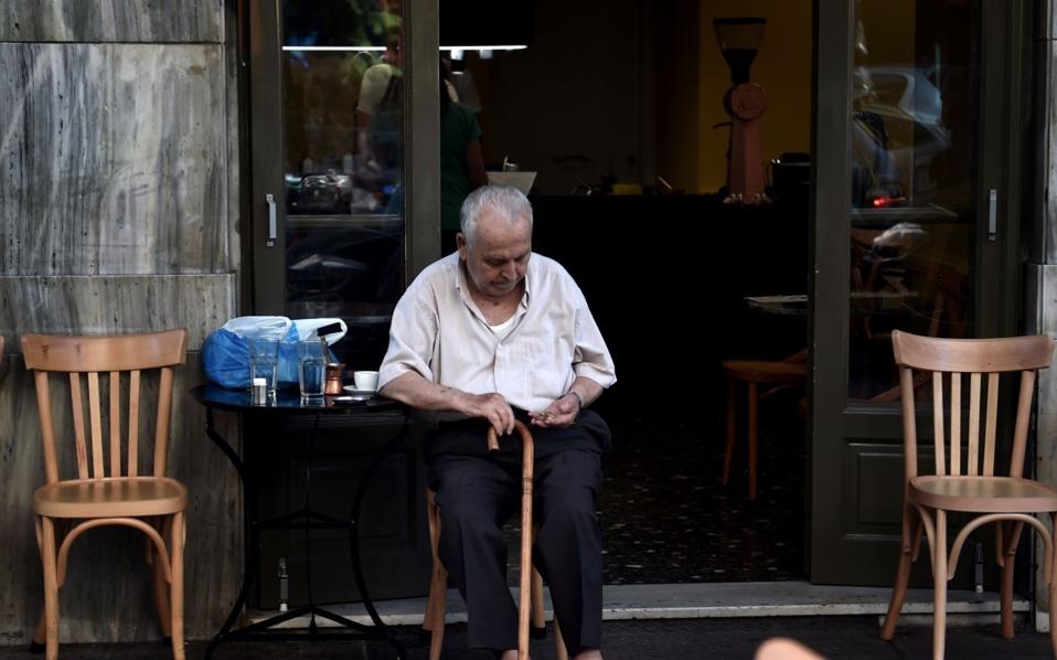 Report finds Greeks struggling to make ends meet and pay bills
