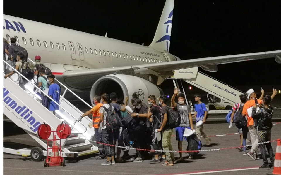 406 refugee children from burned out migrant camp arrive in Thessaloniki