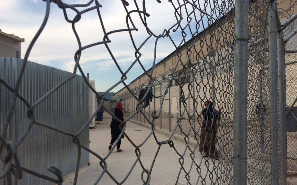 Chios residents block plans to expand migrant facility