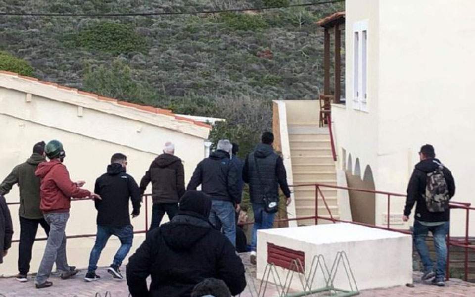 Protesting islanders barge into Chios hotel, eight officers injured