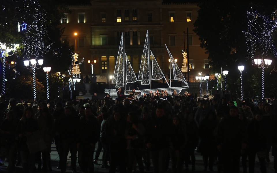 Athens sets up Christmas ship in Syntagma Square