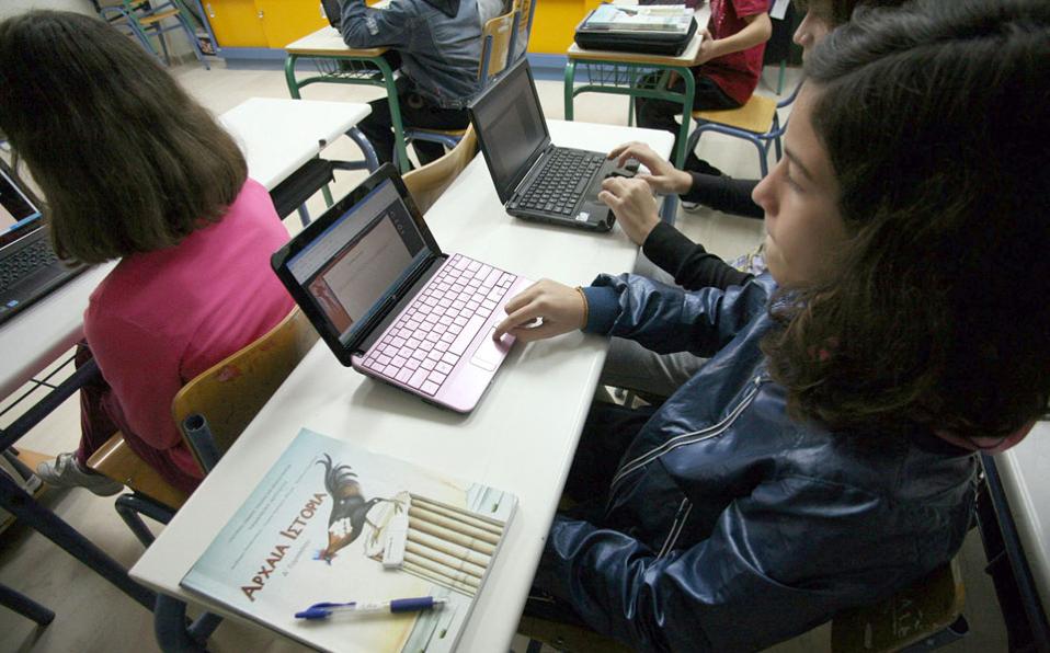 Few fifth, sixth graders use Internet for homework in Greece, poll finds