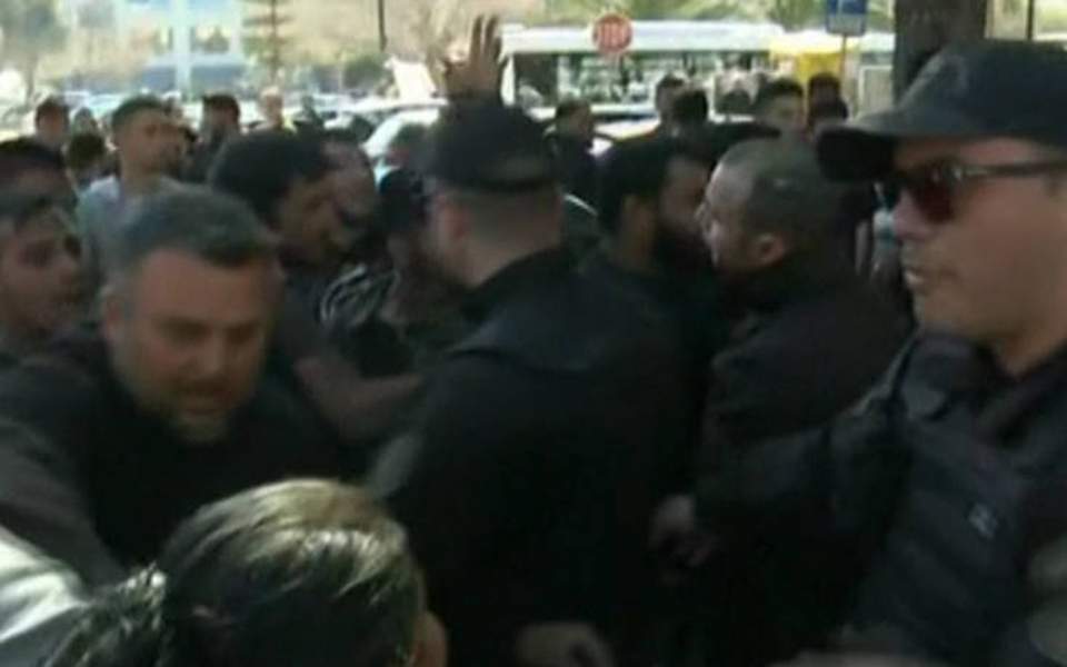 Clashes outside Corinth court over killing of alleged would-be robber
