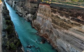 Corinth Canal shut after landslide