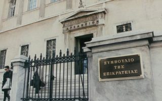 Russian couple seeks to overturn Greek ban on renewing residence permits
